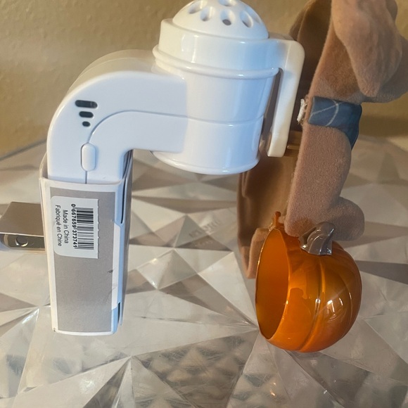 Bath & Body Works Golden Retriever Dog with Pumpkin Wall Flower NEW & CUTEE! - Picture 9 of 16